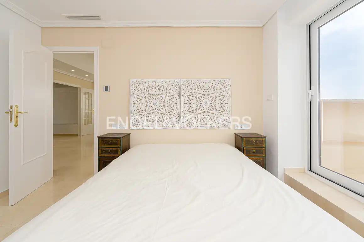 Schlafzimmer von Dachboden zum Verkauf in Benidorm mit Klimaanlage und Terrasse