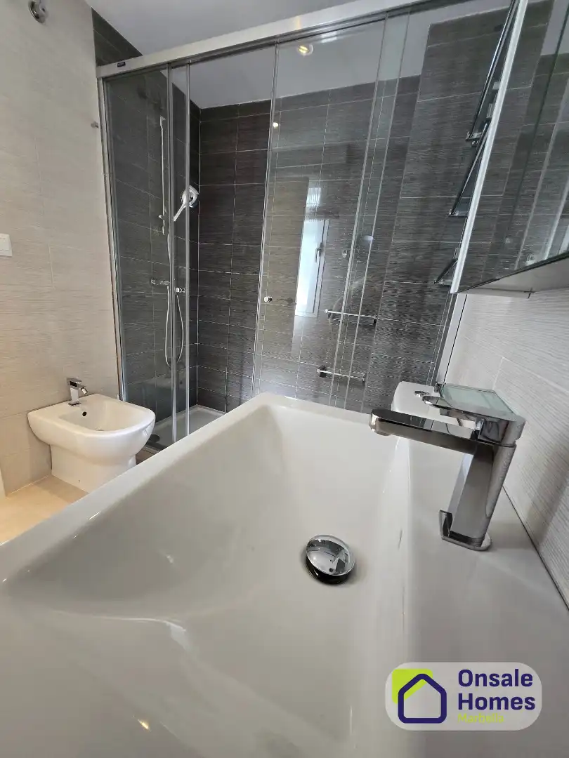 Baño de Piso en venta en Marbella con Terraza, Alarma y Piscina comunitaria