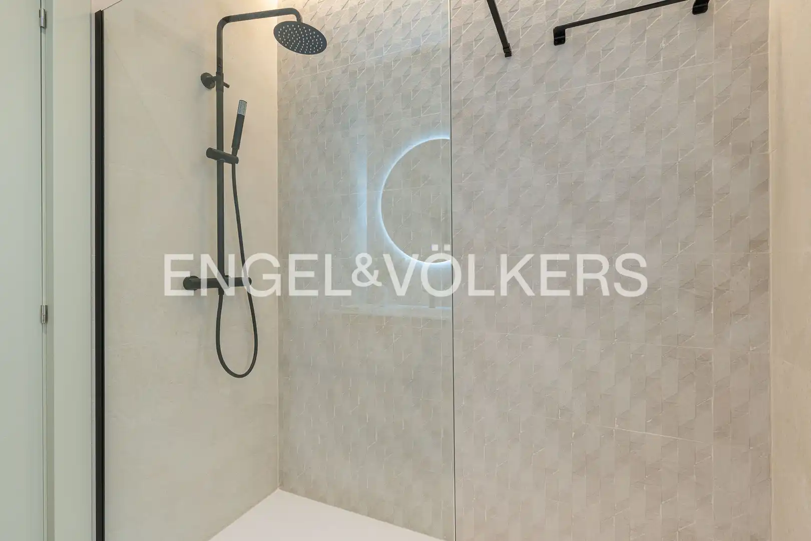 Badezimmer von Wohnung zum Verkauf in Madrid mit Klimaanlage und Heizung