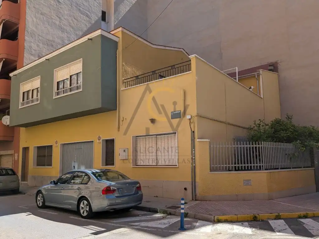 Casa amb terrassa en venda a Calle J Alfonso Vidal