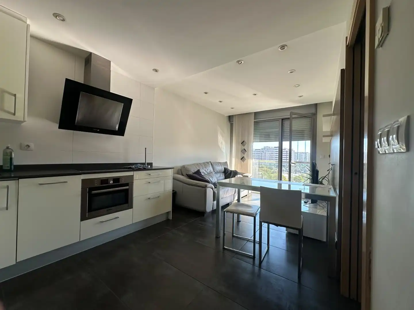 Apartment with balcony to rent in Calle Manuel de Falla 29