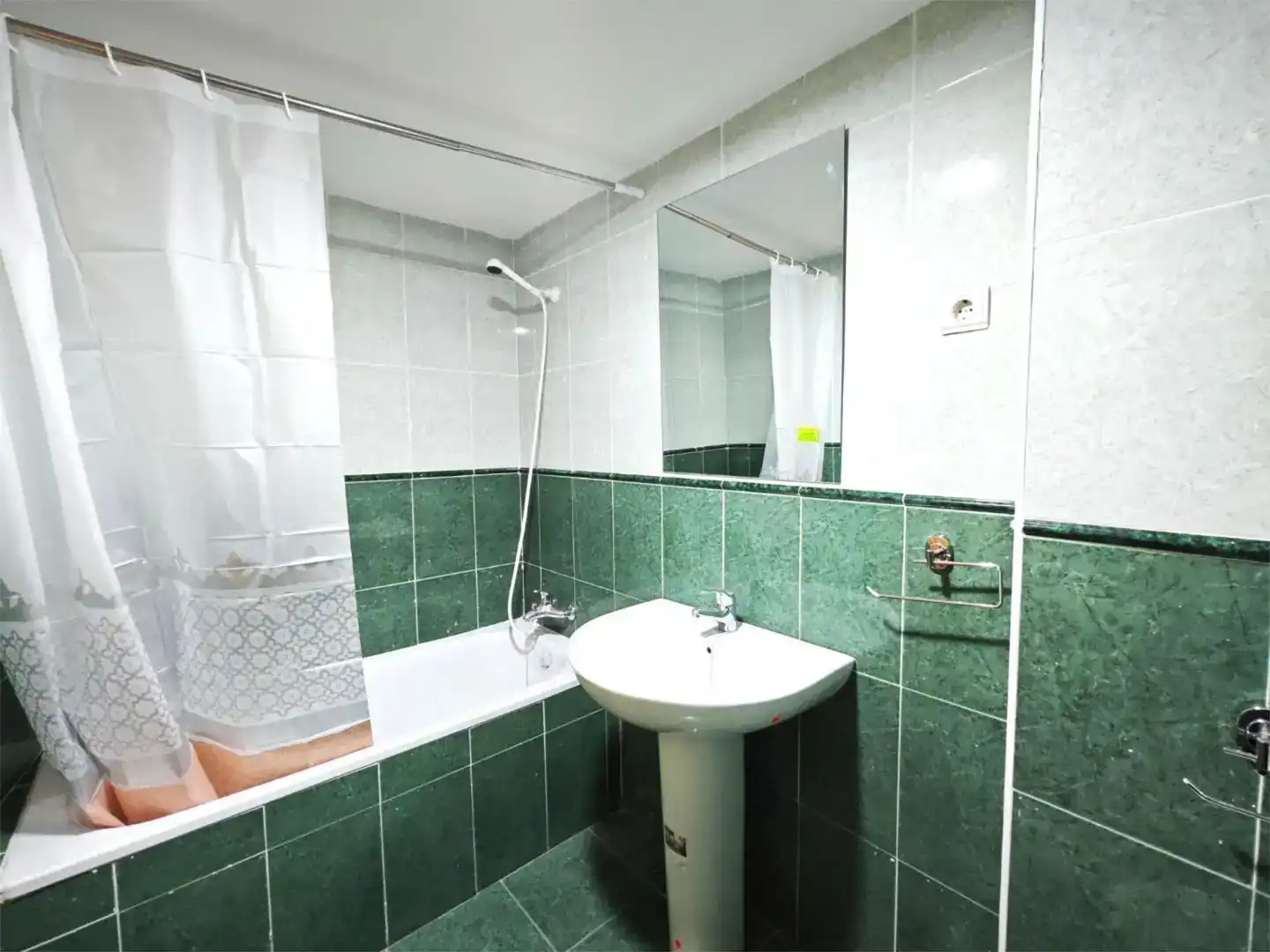 Bathroom of Flat for share in León Capital   with Storage room and Furnished