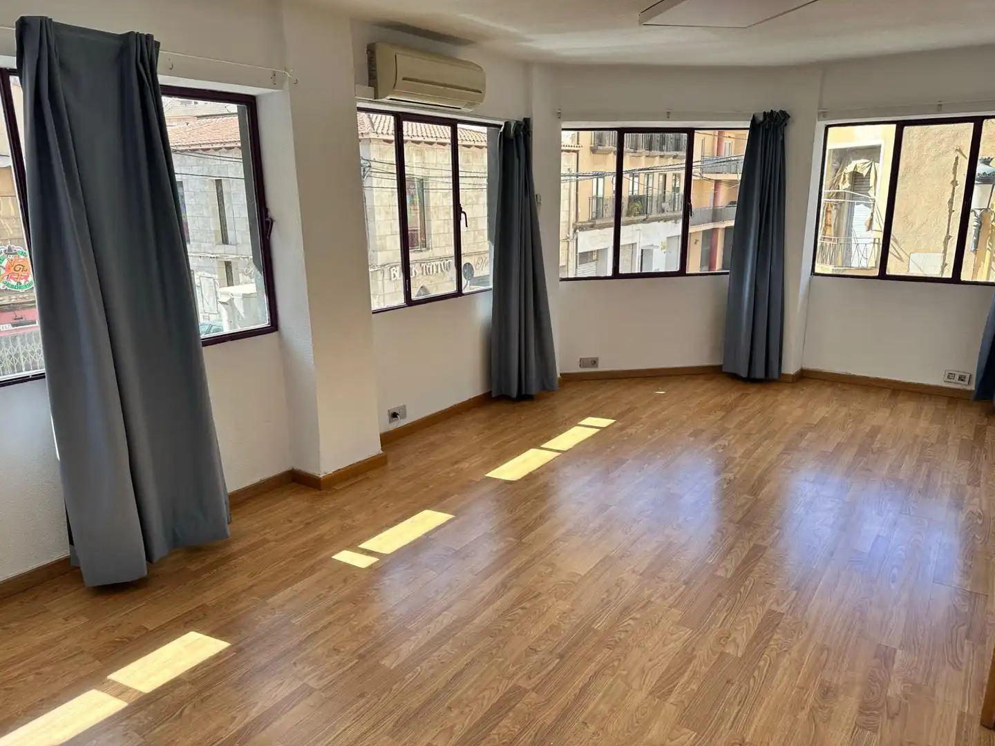 Sala d'estar de Planta baixa en venda en Elda amb Aire condicionat