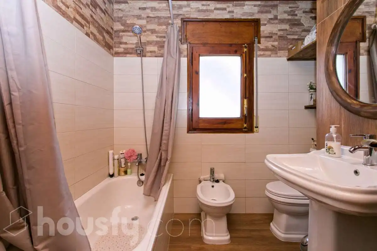 Bathroom of Flat for sale in Alp  with Air Conditioner, Heating and Terrace