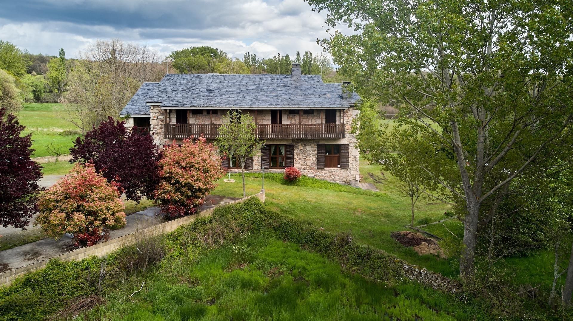Vista exterior de Finca rústica en venda en Cobreros amb Aire condicionat, Calefacció i Jardí privat