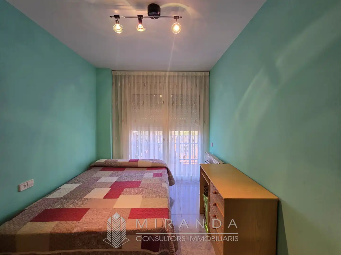 Habitación de Casa adosada en venta en Canovelles con Aire acondicionado, Calefacción y Terraza