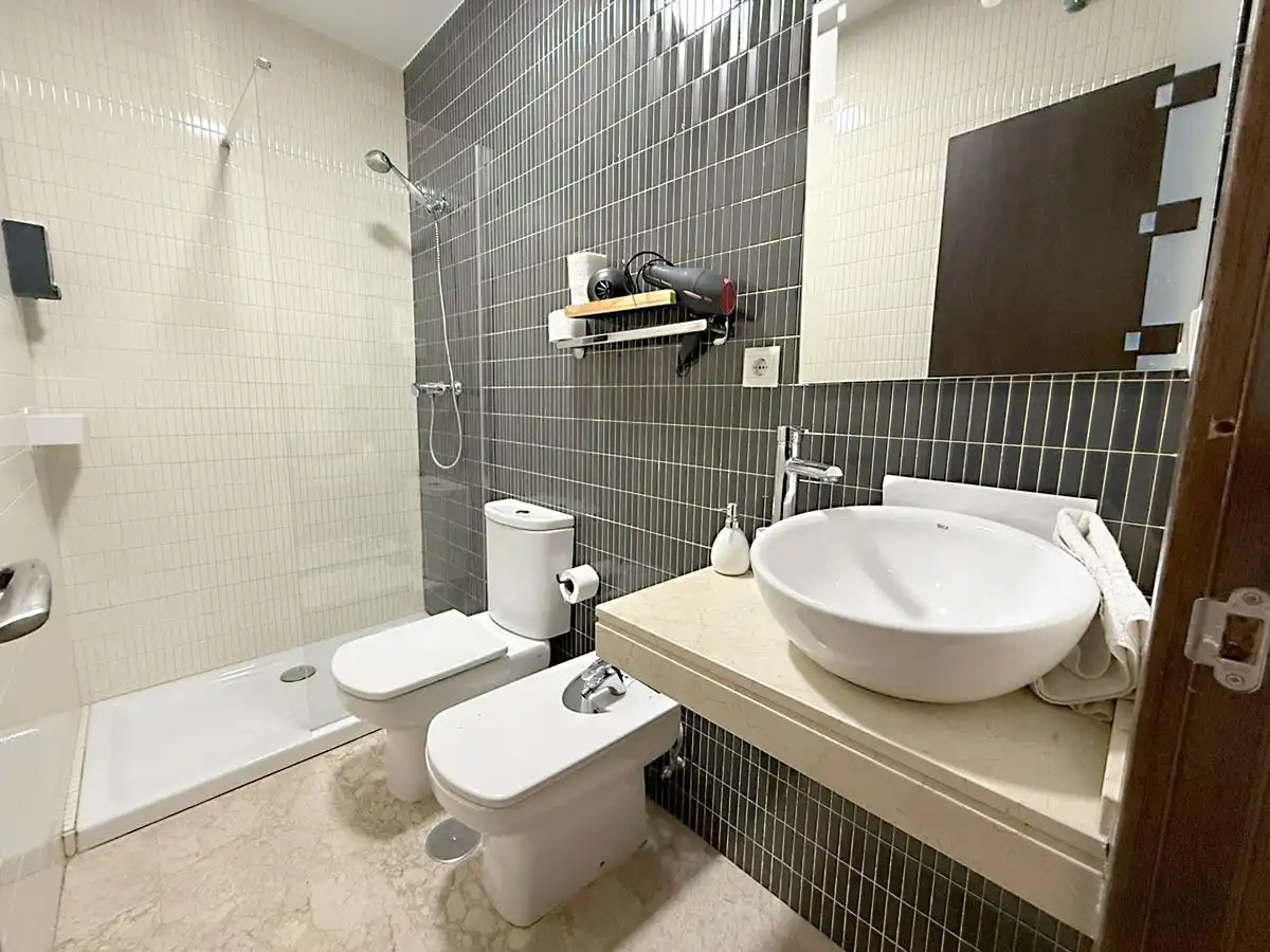 Baño de Dúplex para compartir en Sevilla con Calefacción, Amueblado y Horno