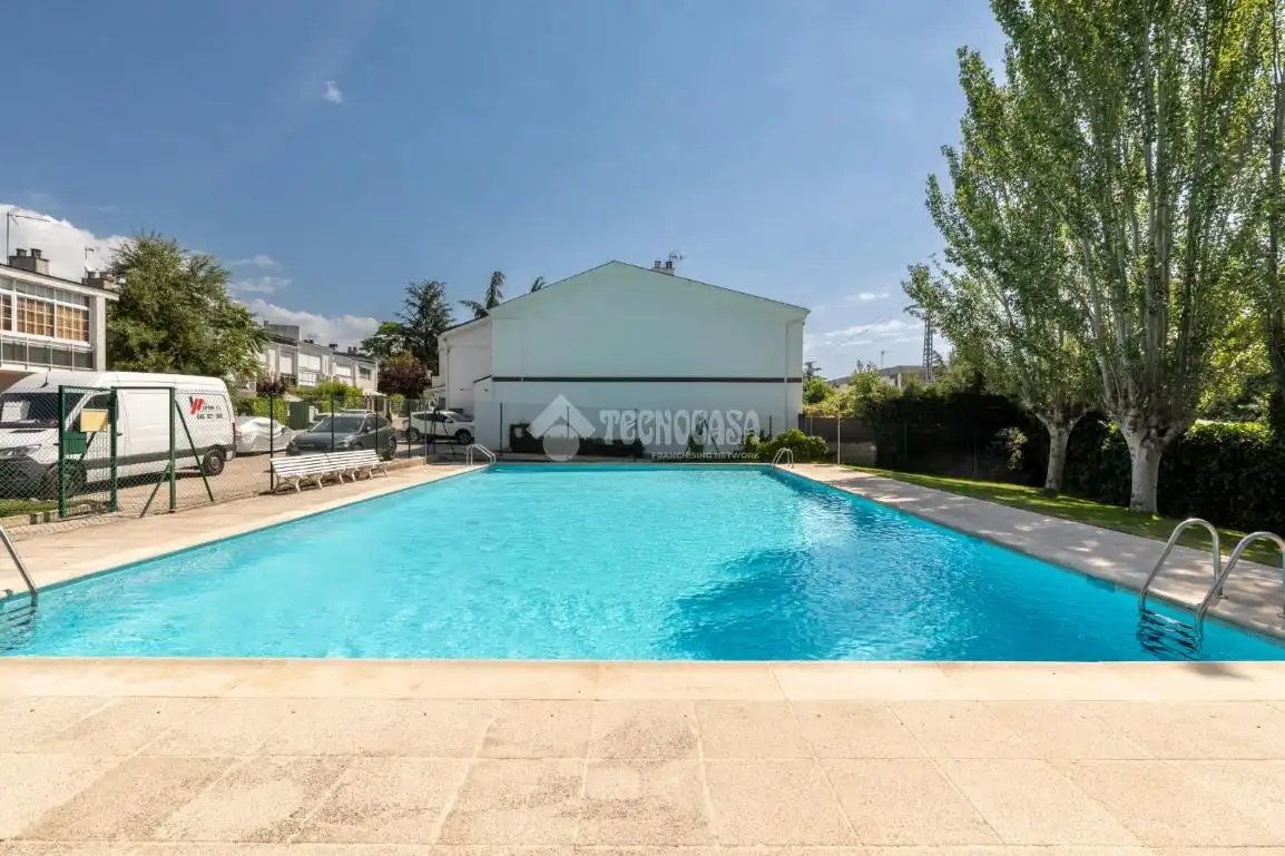 Piscina de Casa adosada en venta en Hoyo de Manzanares con Aire acondicionado, Calefacción y Jardín privado