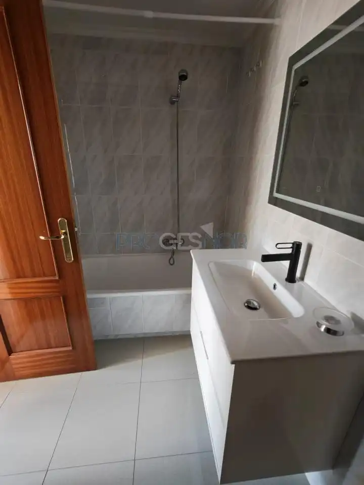Baño de Apartamento en venta en San Andrés del Rabanedo con Calefacción