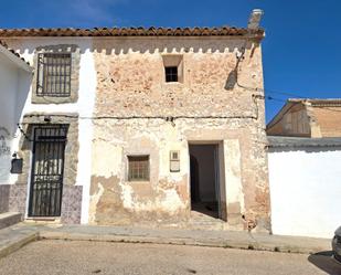 Vista exterior de Casa adosada en venda en Requena amb Calefacció i Terrassa