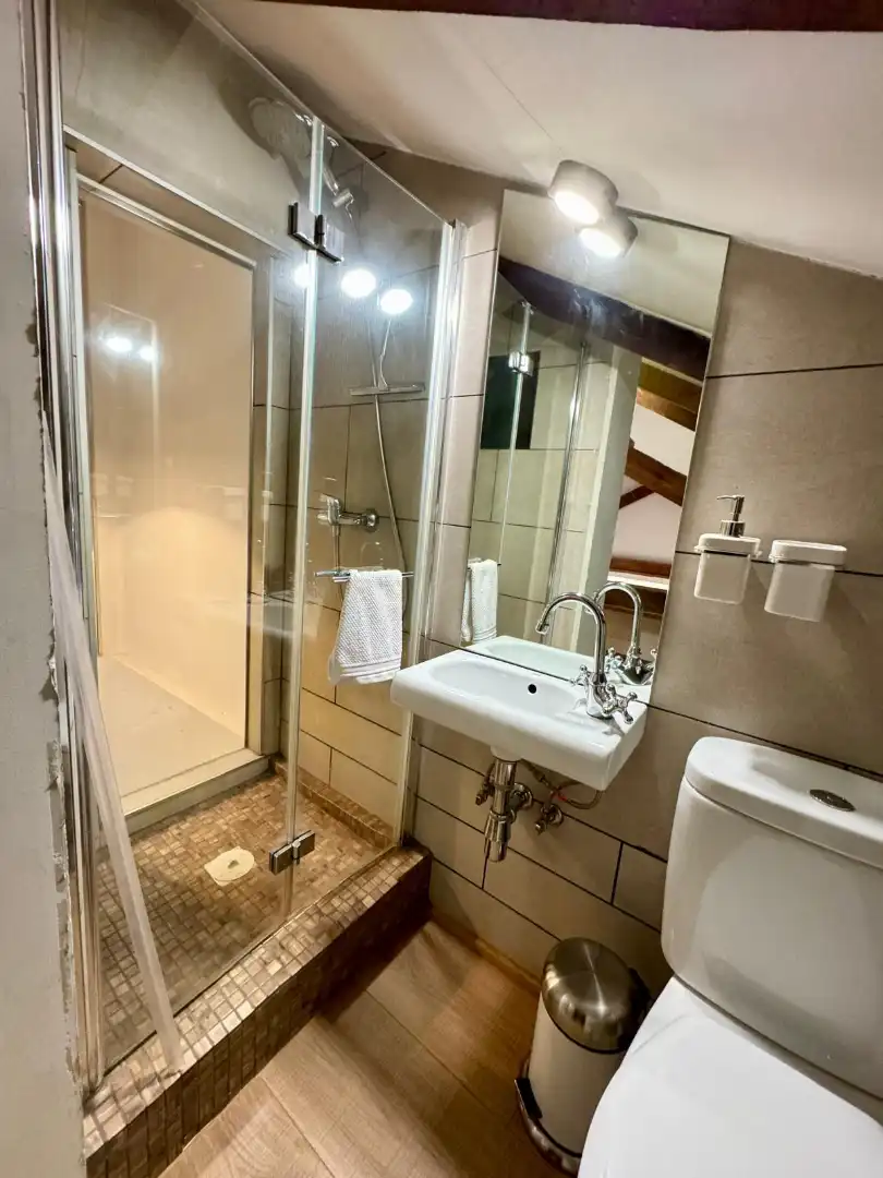 Badezimmer von Maisonette zum Verkauf in Madrid mit Klimaanlage und Privatgarten