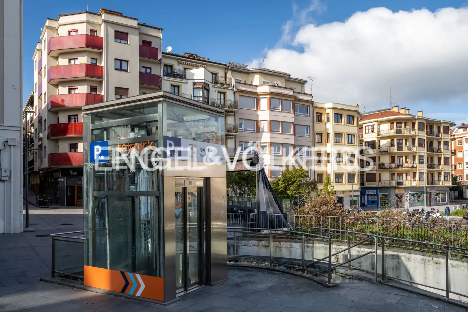 Vista exterior de Dúplex en venda en Irun  amb Calefacció, Parquet i Balcó
