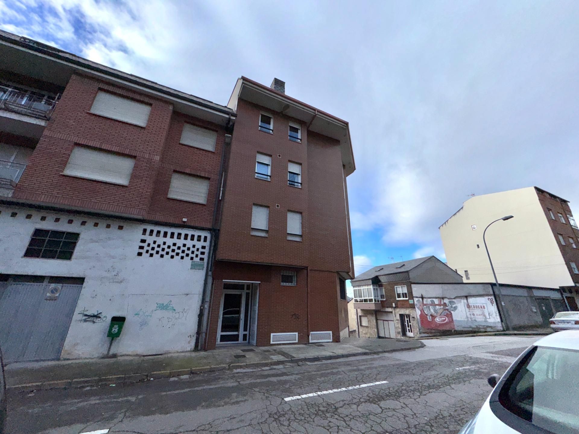 Vista exterior de Apartamento en venta en Ponferrada con Calefacción, Terraza y Trastero