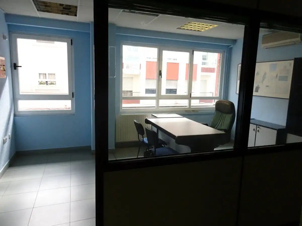 Büro zur Miete in Torrelavega  mit Klimaanlage, Abstellraum und Möbliert