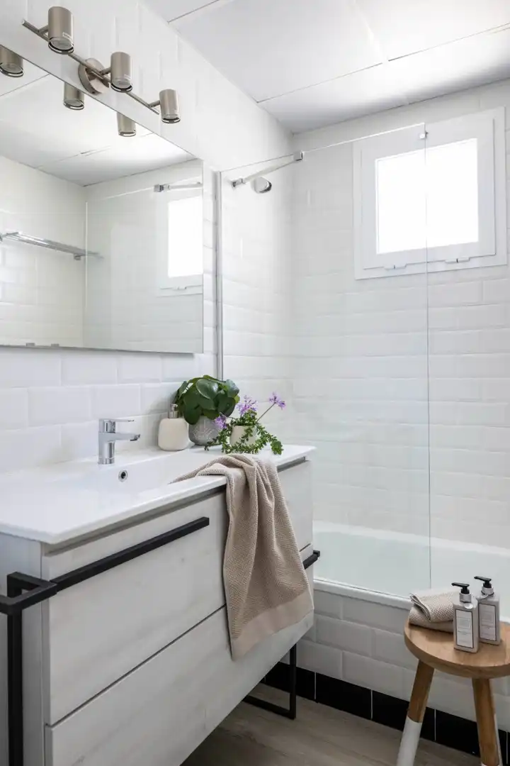 Bany de Apartament en venda en Manilva amb Aire condicionat, Jardí privat i Terrassa