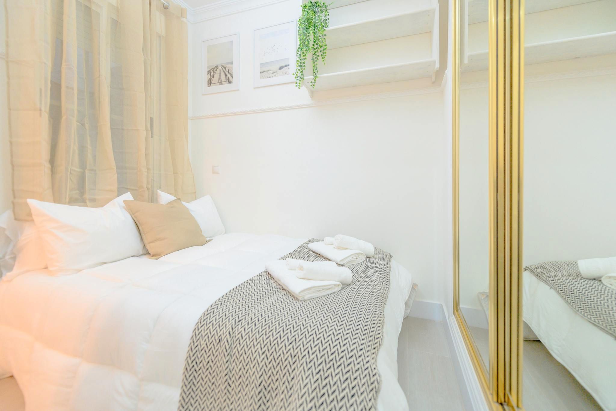 Habitación de Piso de alquiler en  Madrid Capital con Aire acondicionado, Calefacción y Amueblado