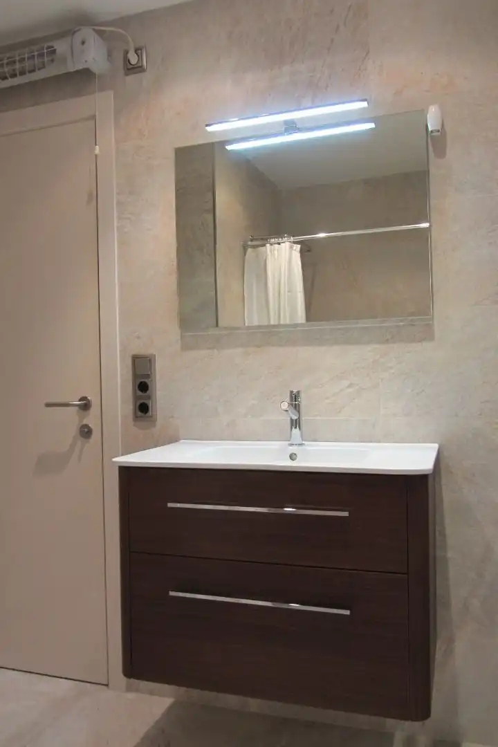 Baño de Piso de alquiler en Girona con Aire acondicionado, Calefacción y Lavadora