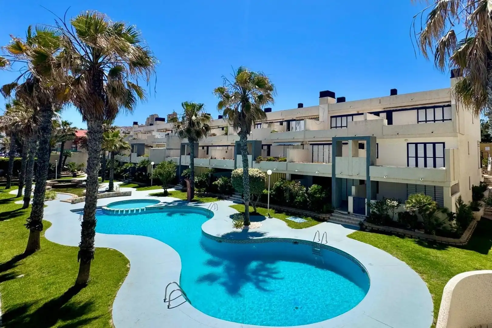 Apartament amb piscina en venda a Calle  Ficus