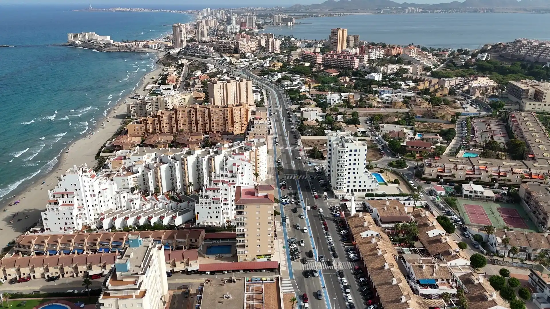Vista exterior de Casa o xalet en venda en La Manga del Mar Menor amb Aire condicionat, Calefacció i Jardí privat