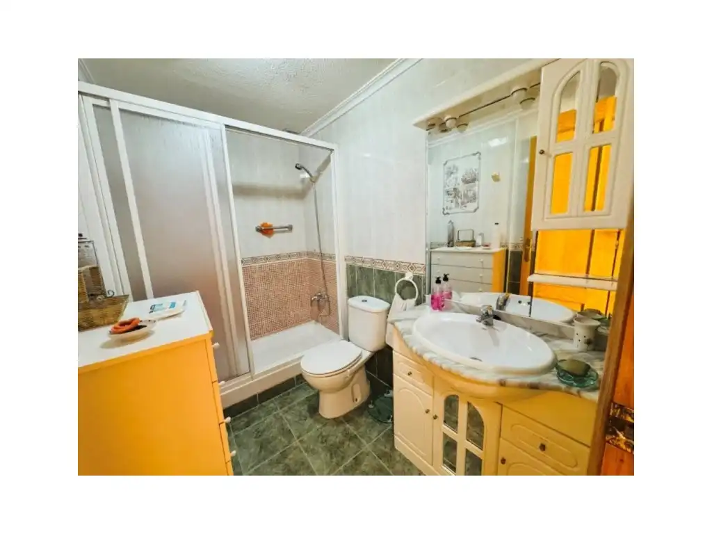 Bany de Apartament en venda en Torrevieja amb Moblat