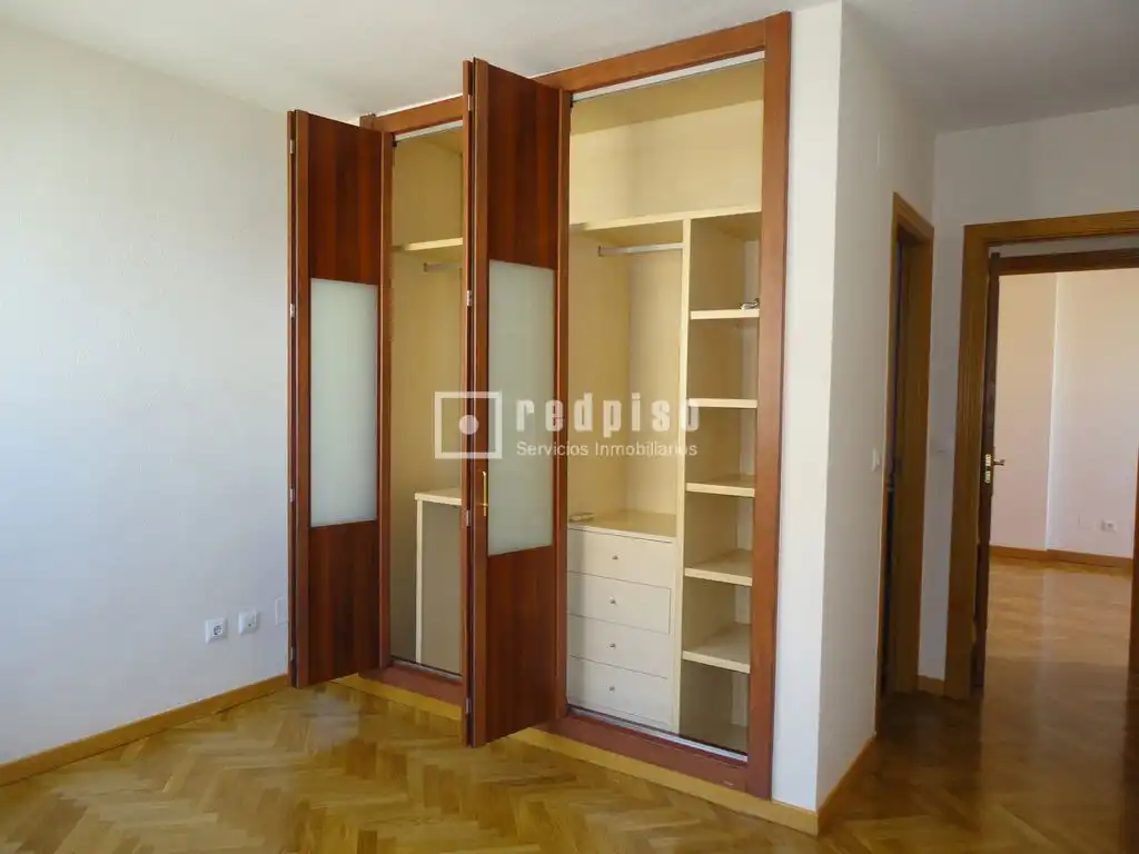 Bedroom of Flat for rent in Madrid  with Air Conditioner, Heating and Private garden