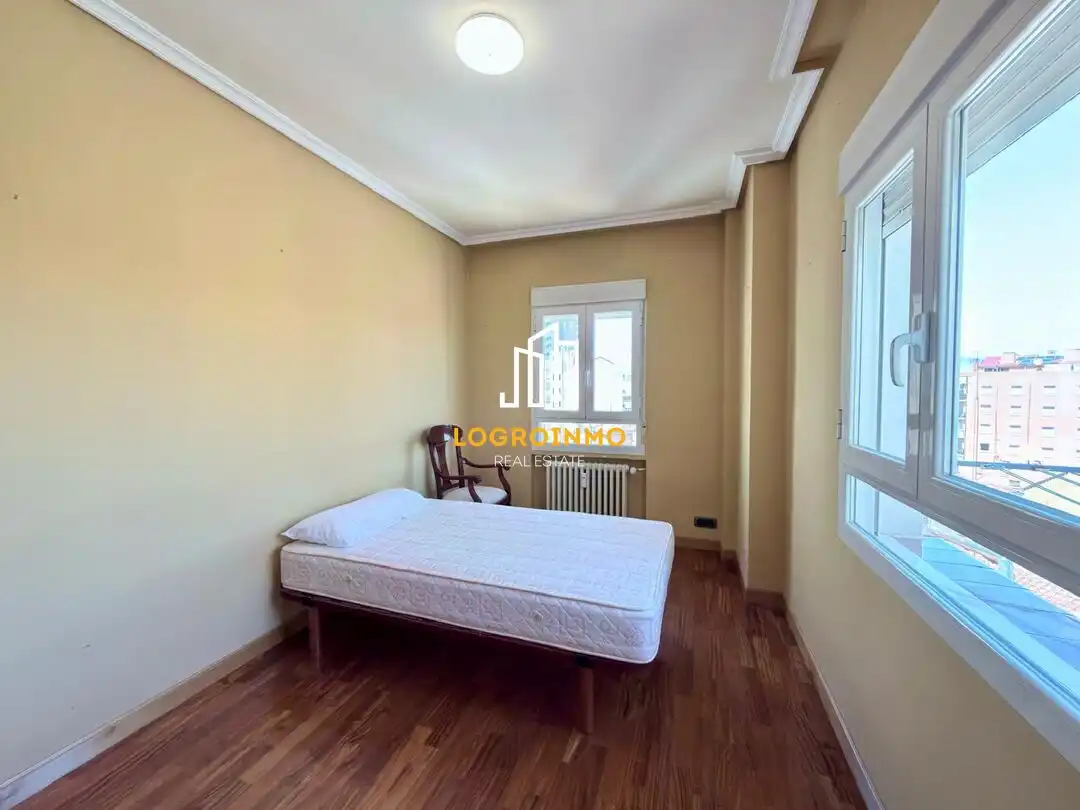 Bedroom of Flat for rent in  Logroño  with Air Conditioner, Heating and Terrace