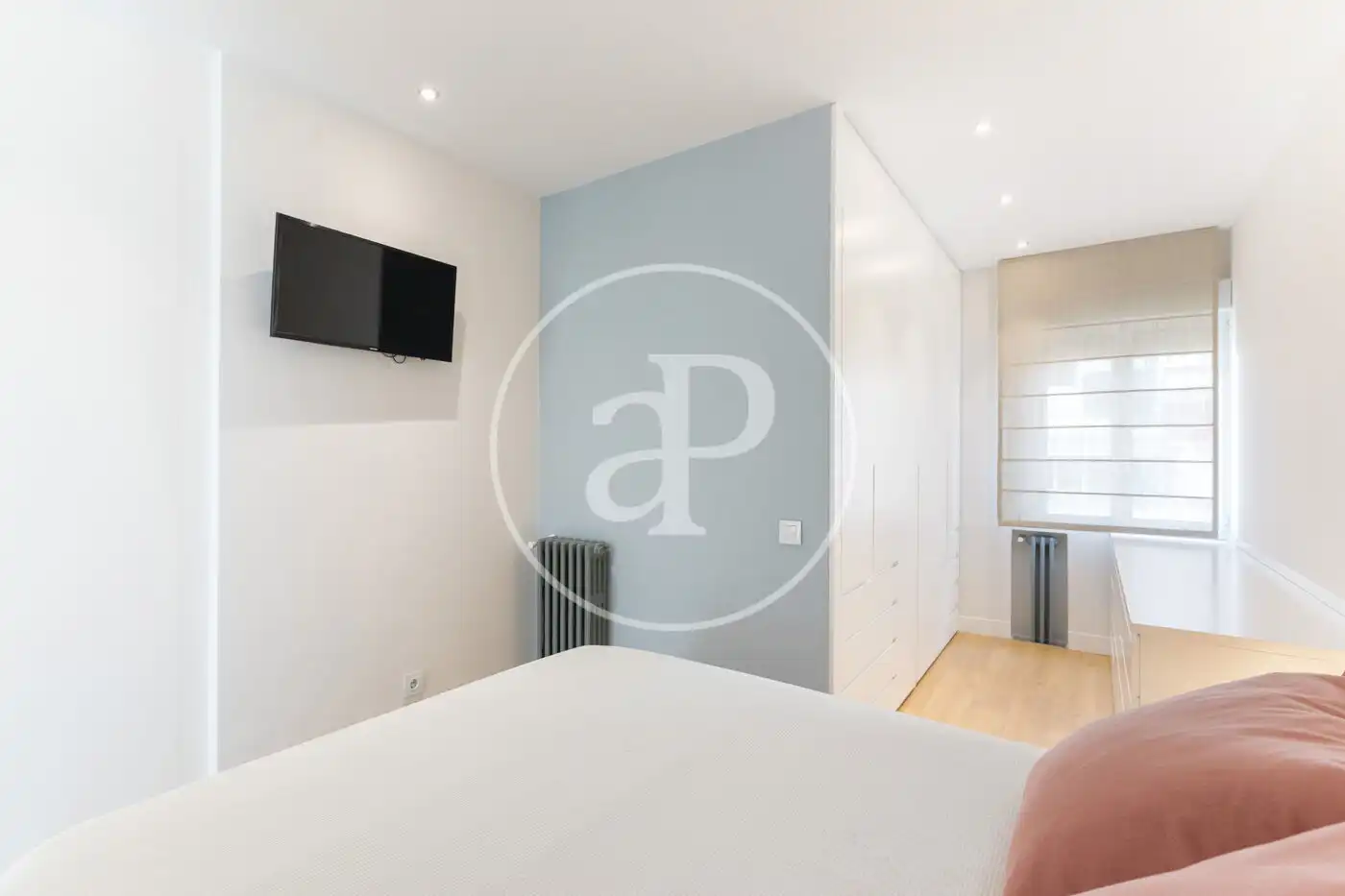 Schlafzimmer von Dachboden zur Miete in Madrid mit Klimaanlage, Heizung und Terrasse