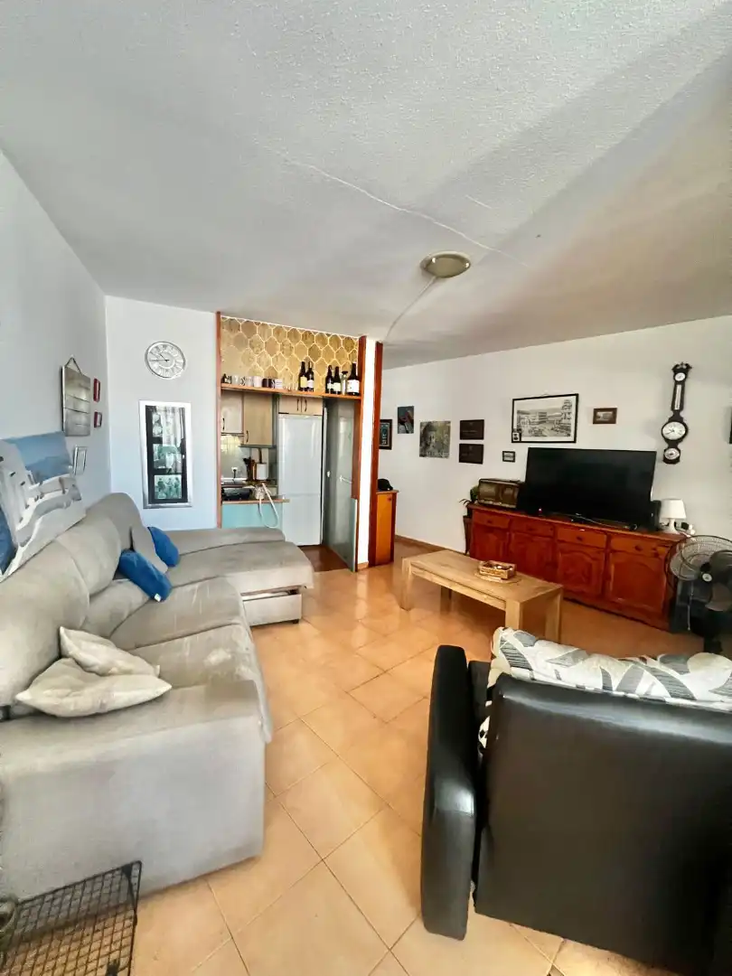Sala d'estar de Pis en venda en Almería amb Piscina comunitària