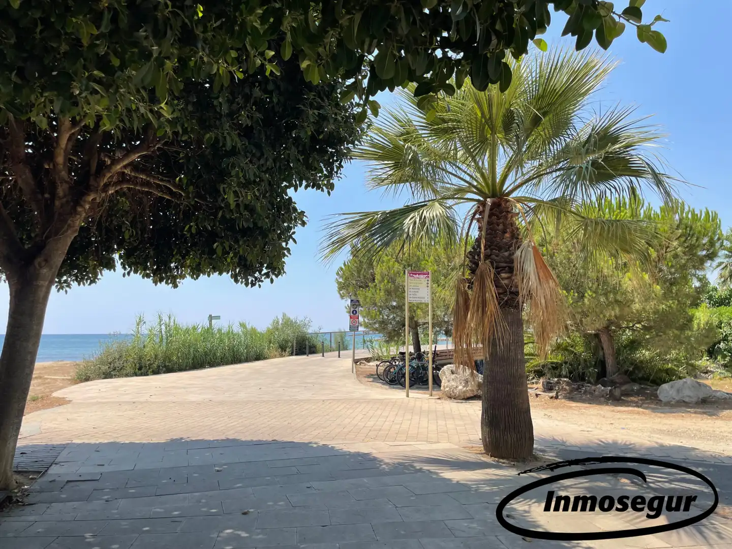 Vista exterior de Casa adosada en venda en Cambrils amb Aire condicionat, Calefacció i Jardí privat