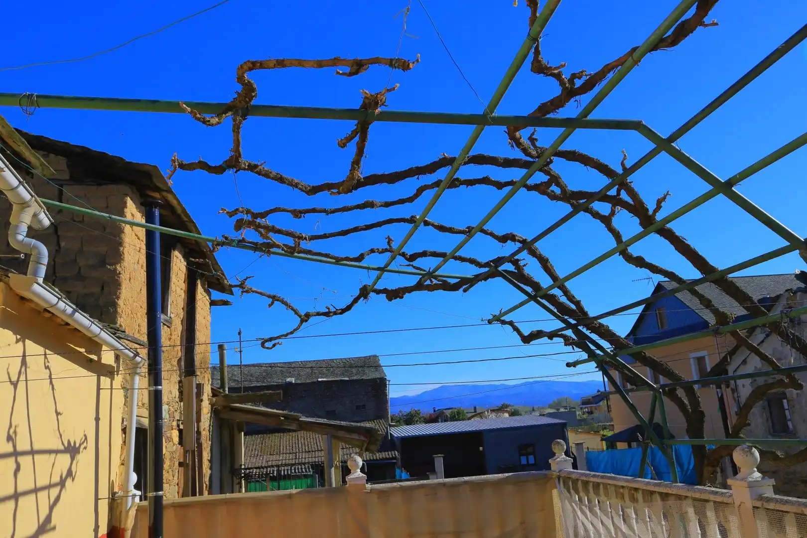 Vista exterior de Casa adosada en venta en Cacabelos con Calefacción y Balcón