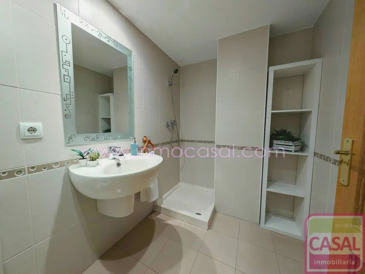 Baño de Piso en venta en Oviedo  con Calefacción, Trastero y Amueblado