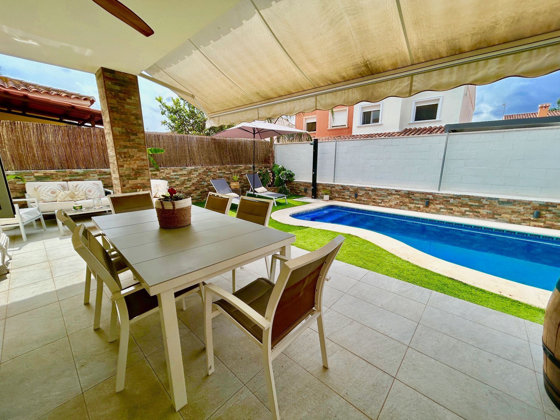 Piscina de Casa o xalet en venda en La Pobla de Vallbona amb Aire condicionat, Calefacció i Jardí privat