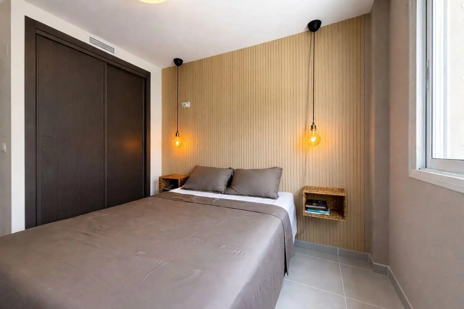Schlafzimmer von Dachboden zum Verkauf in Santa Pola mit Klimaanlage, Terrasse und Balkon
