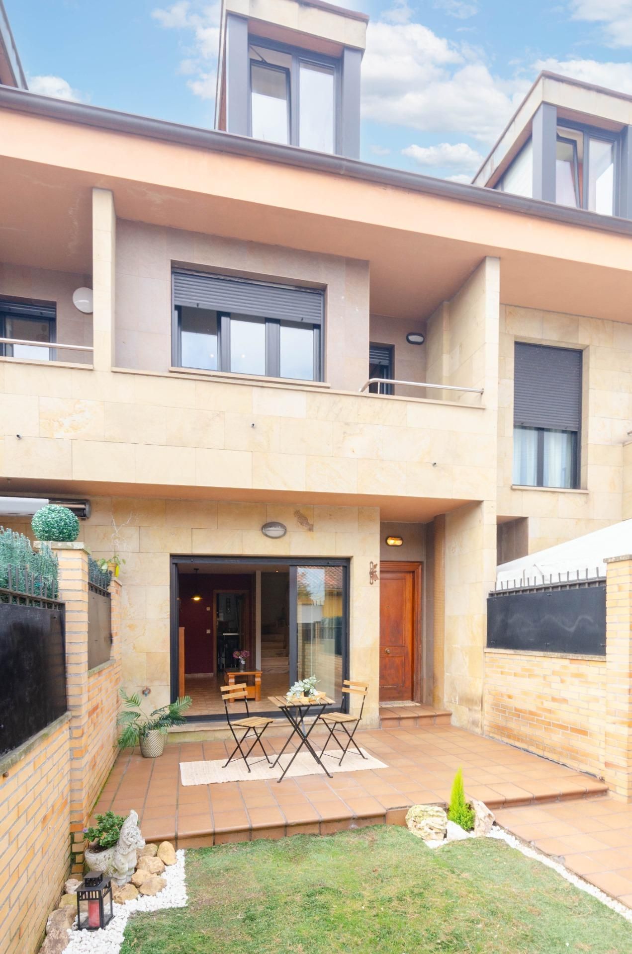 Vista exterior de Casa adosada en venda en Gijón  amb Calefacció, Jardí privat i Parquet