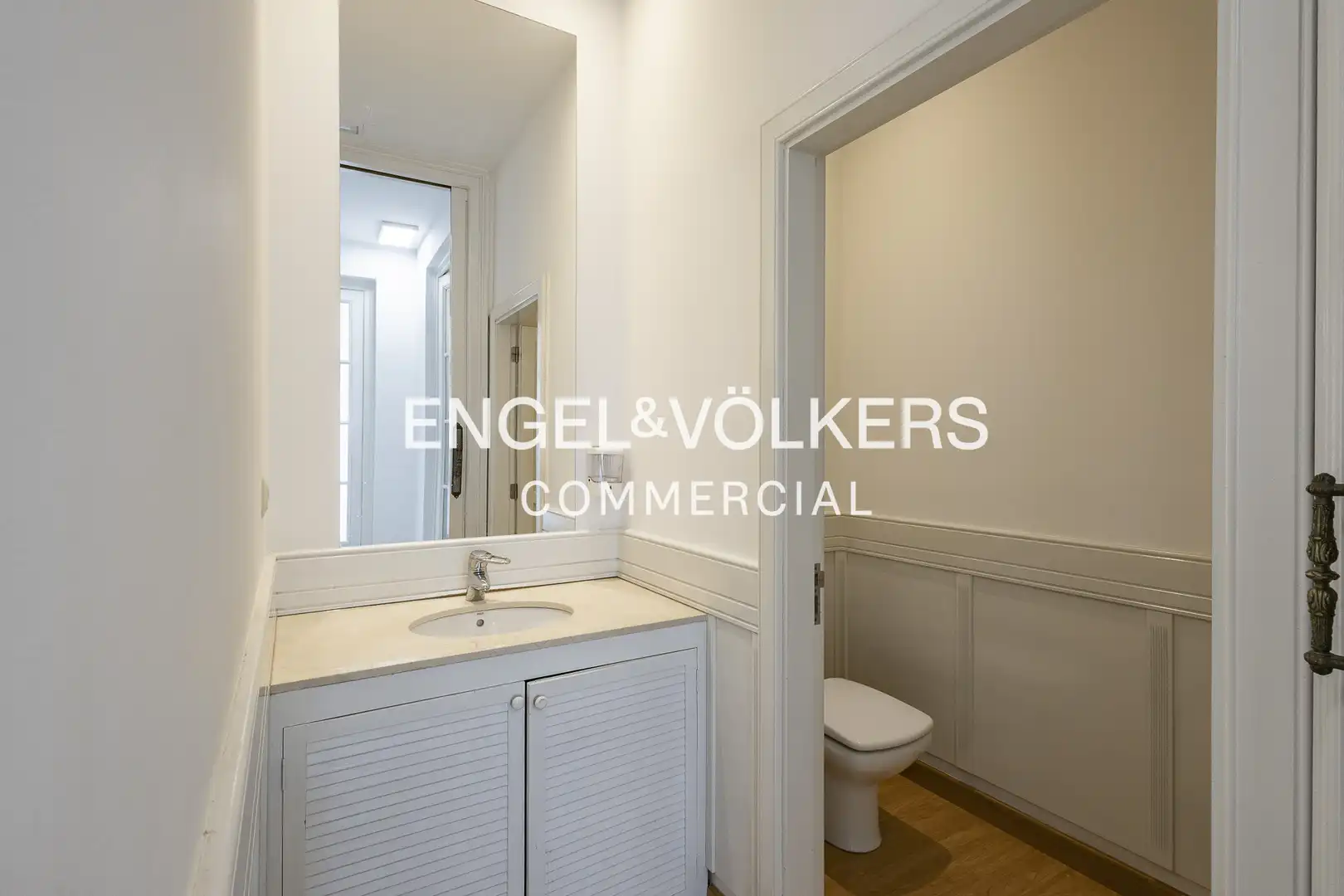 Badezimmer von Büro zur Miete in Barcelona mit Klimaanlage und Terrasse