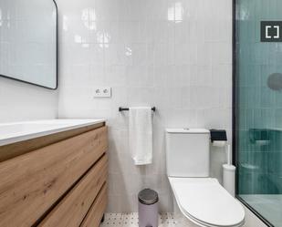 Bathroom of Flat to rent in  Barcelona Capital  with Air Conditioner, Heating and Furnished