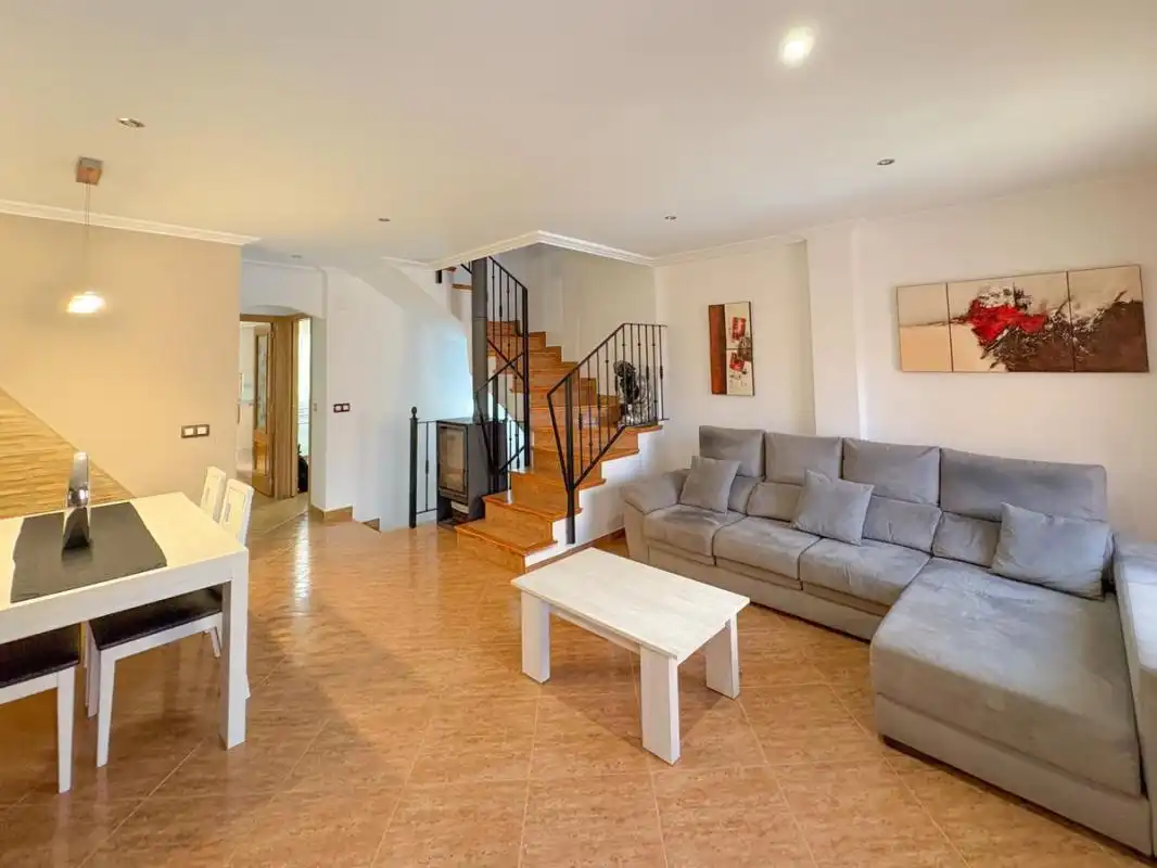 Sala d'estar de Casa adosada en venda en Sagunto / Sagunt amb Aire condicionat, Calefacció i Terrassa