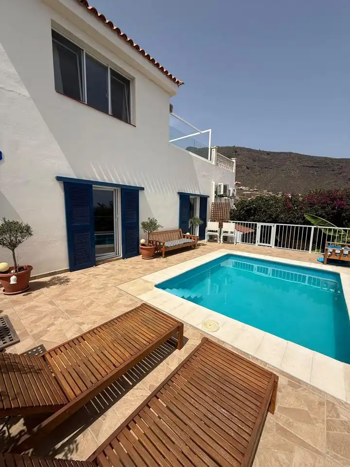 House with pool for sale in Camino la Medida