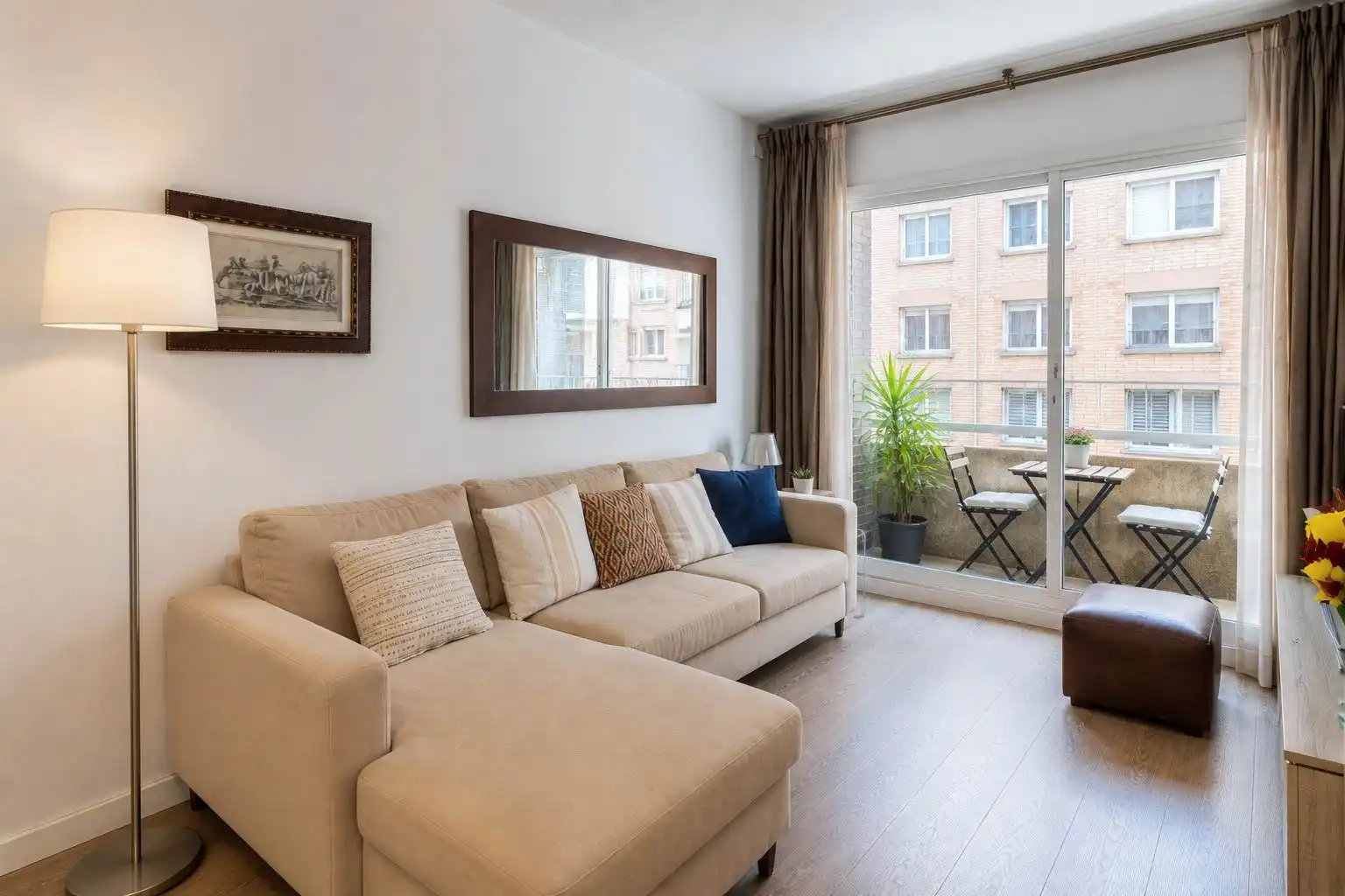 Wohnzimmer von Wohnung zum Verkauf in Barcelona mit Klimaanlage, Heizung und Privatgarten