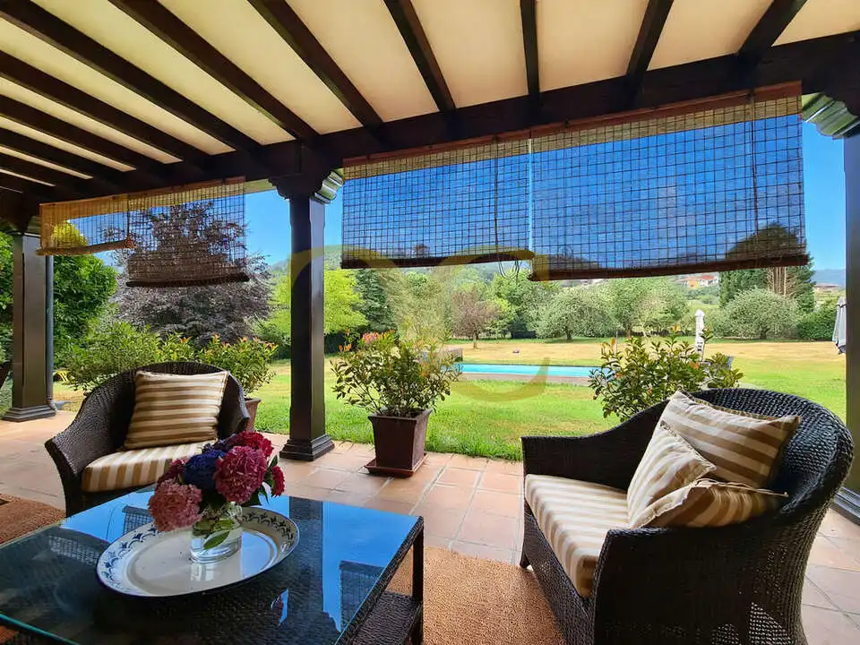 Terrassa de Casa o xalet en venda en Oviedo  amb Calefacció, Jardí privat i Terrassa