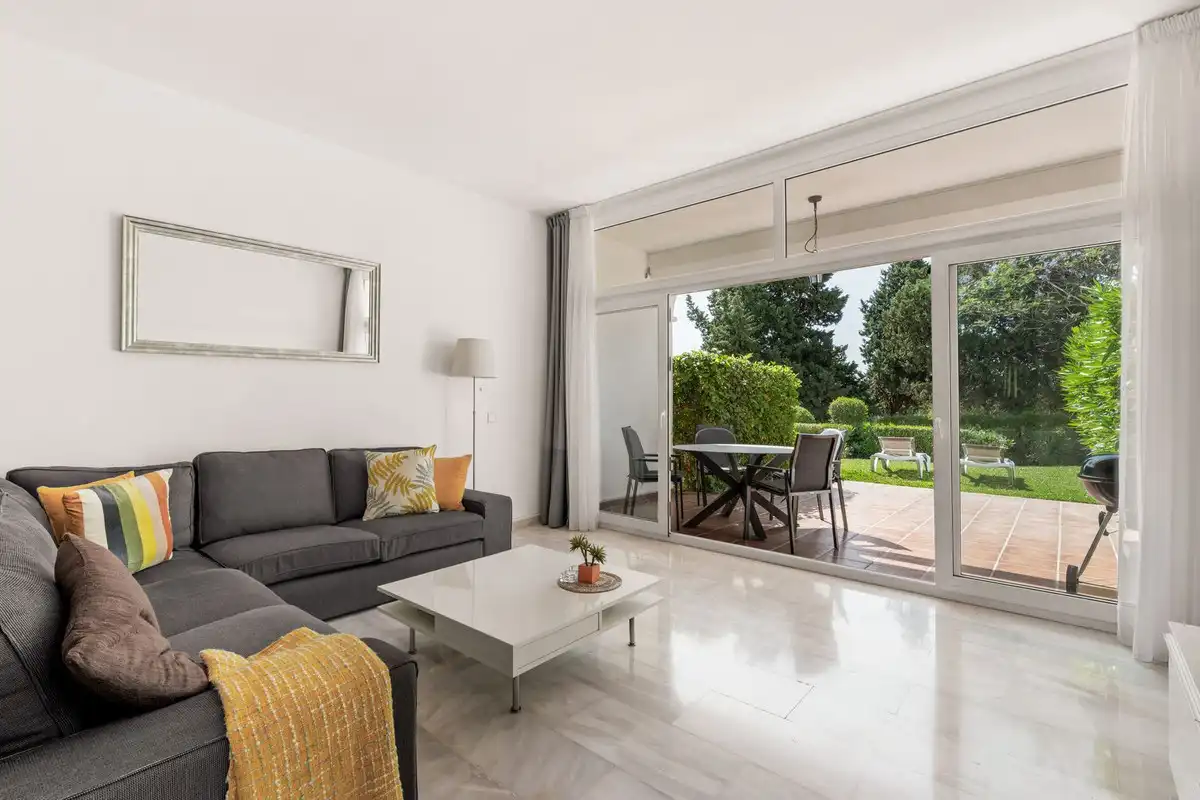 Sala d'estar de Casa adosada en venda en Marbella amb Aire condicionat, Jardí privat i Terrassa