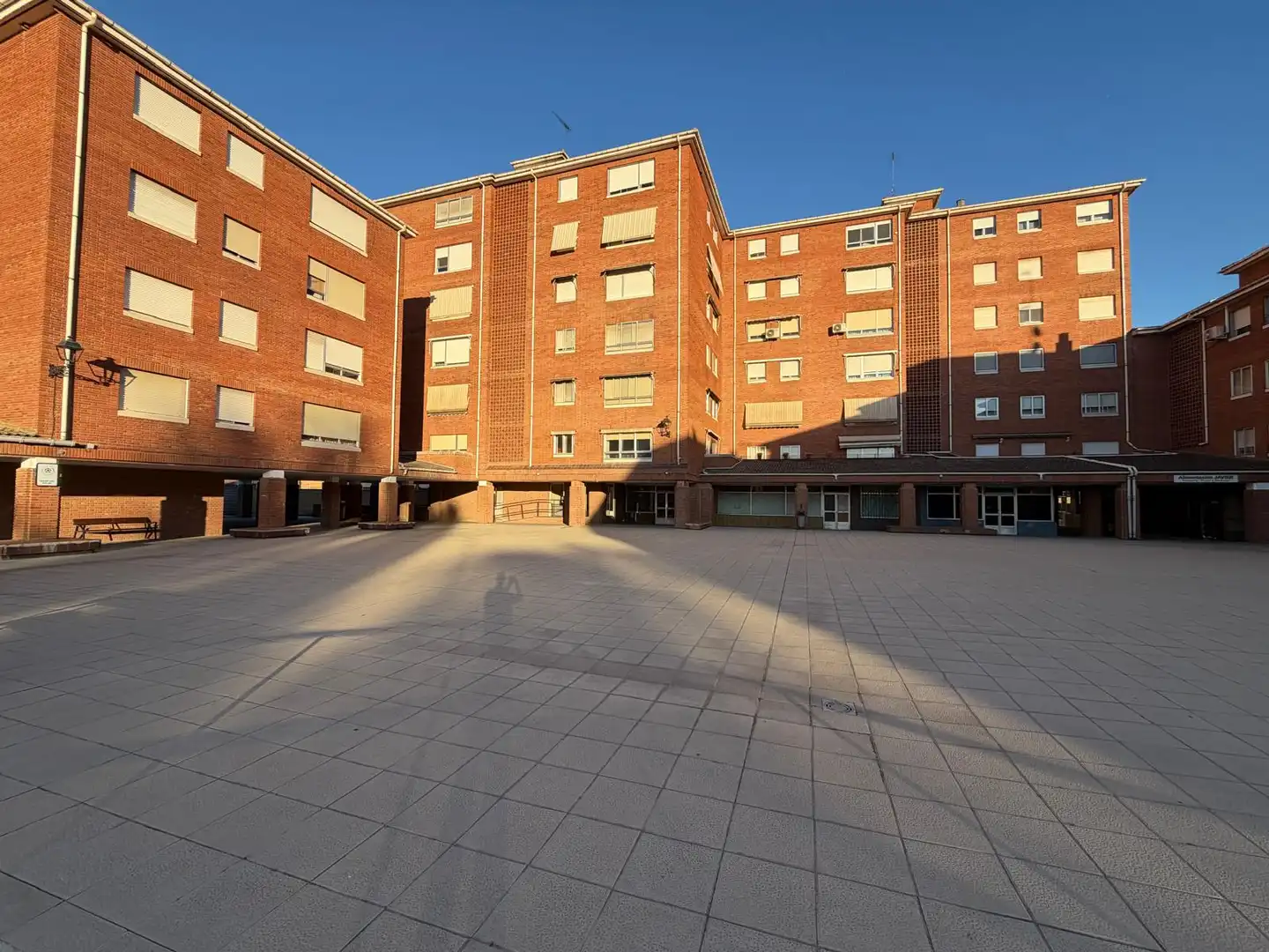 Vista exterior de Piso en venta en Venta de Baños con Calefacción, Parquet y Terraza