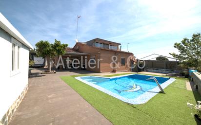 Vista exterior de Casa o xalet en venda en Castellar del Vallès amb Aire condicionat i Piscina