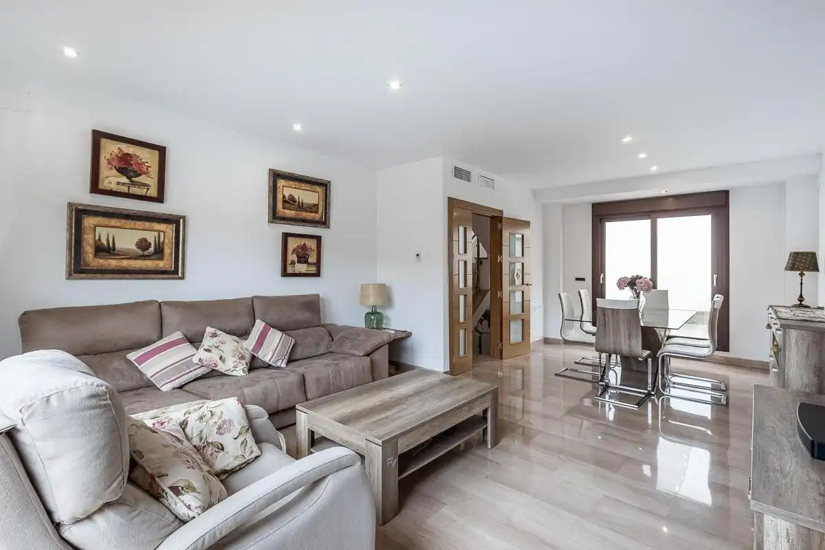 Sala de estar de Casa adosada en venta en Granada con Aire acondicionado, Calefacción y Terraza