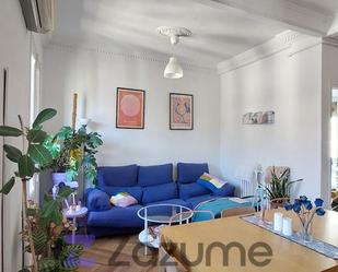 Living room of Flat to rent in  Madrid Capital  with Air Conditioner, Parquet flooring and Furnished