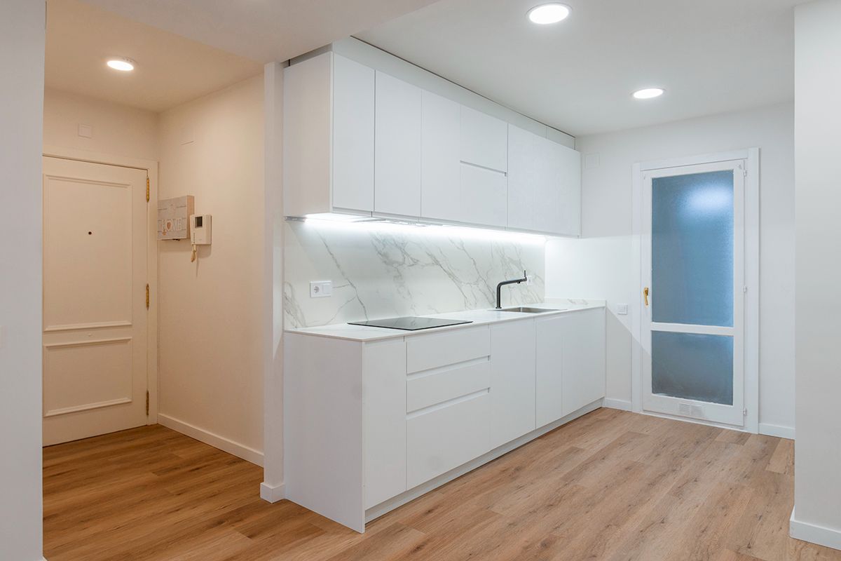 Kitchen of Flat for sale in  Barcelona Capital  with Air Conditioner and Balcony
