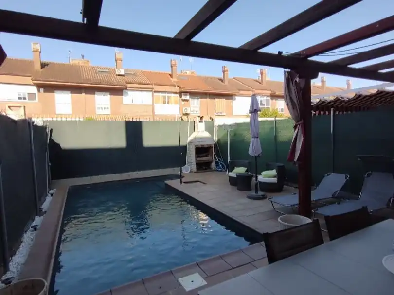 Piscina de Casa o chalet en venta en San Fernando de Henares con Aire acondicionado, Calefacción y Jardín privado