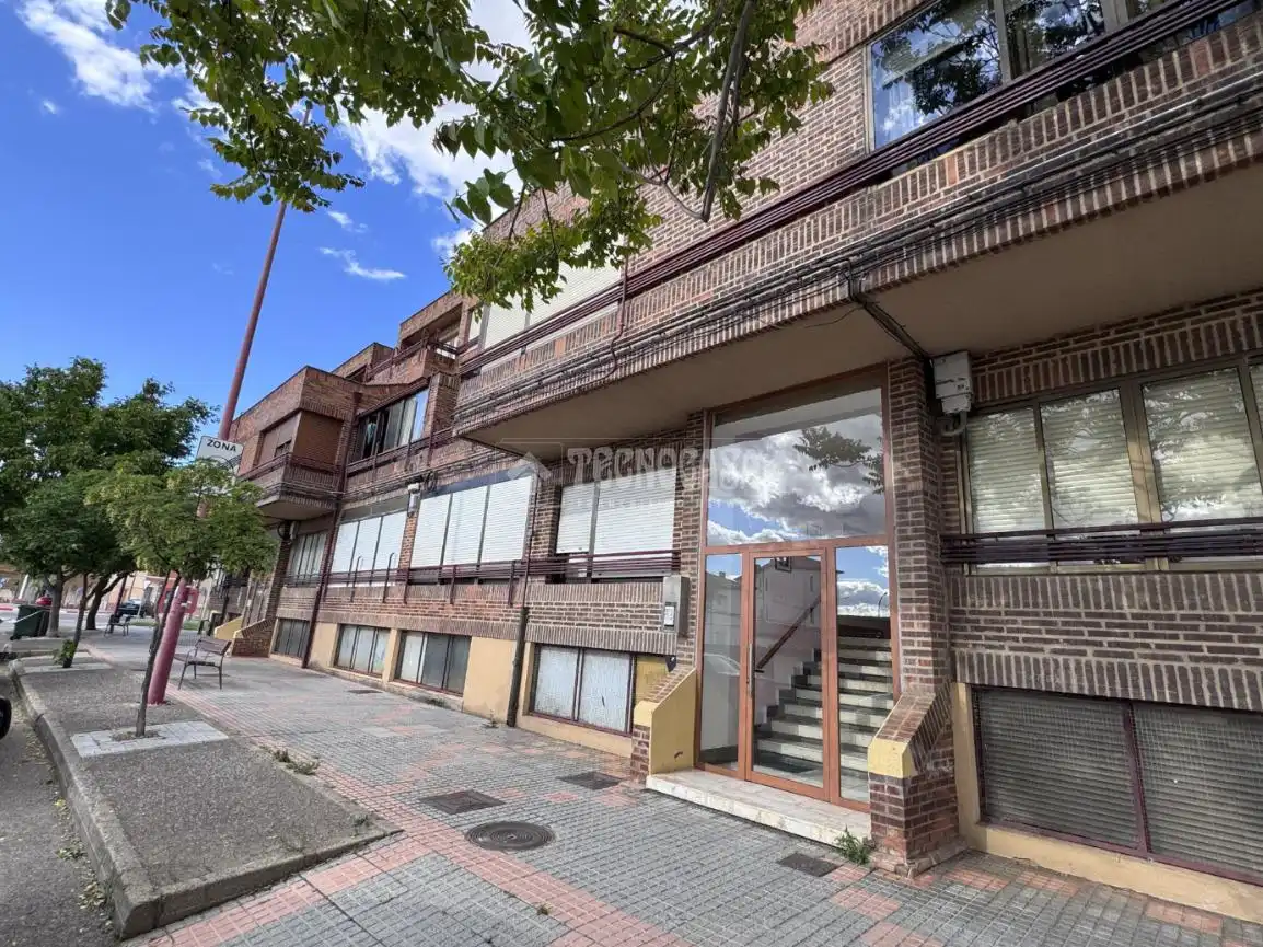 Außenansicht von Wohnung zum Verkauf in Valencia de Don Juan mit Heizung, Parkett und Terrasse