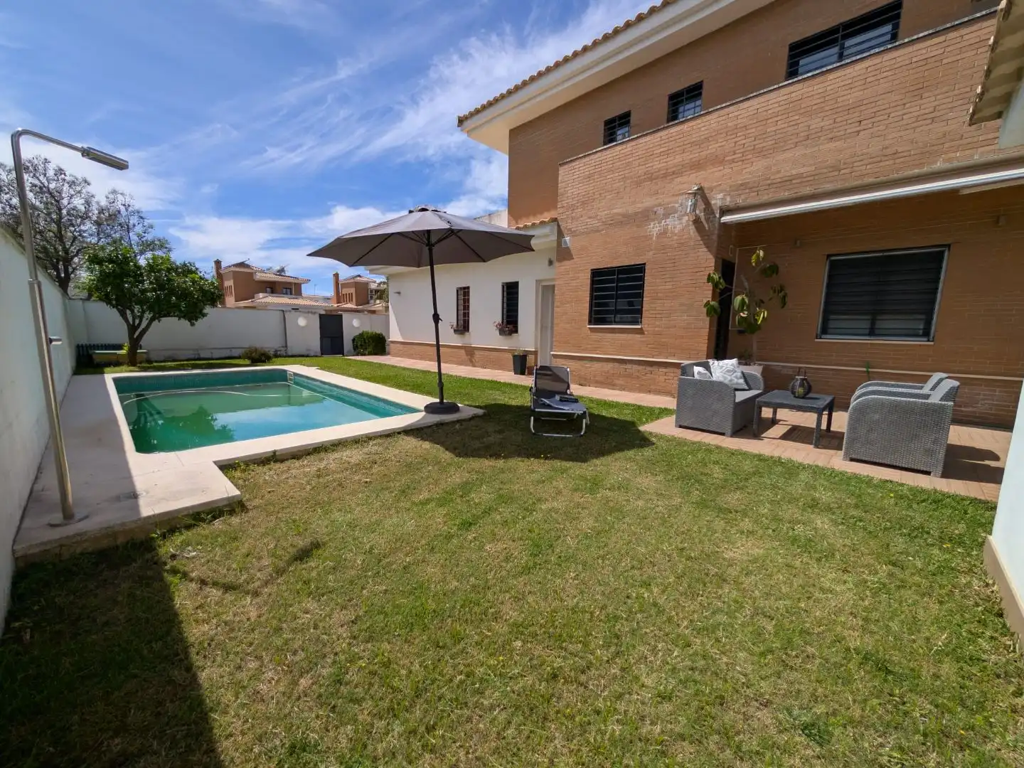 Piscina de Casa o xalet en venda en Espartinas amb Aire condicionat, Terrassa i Piscina