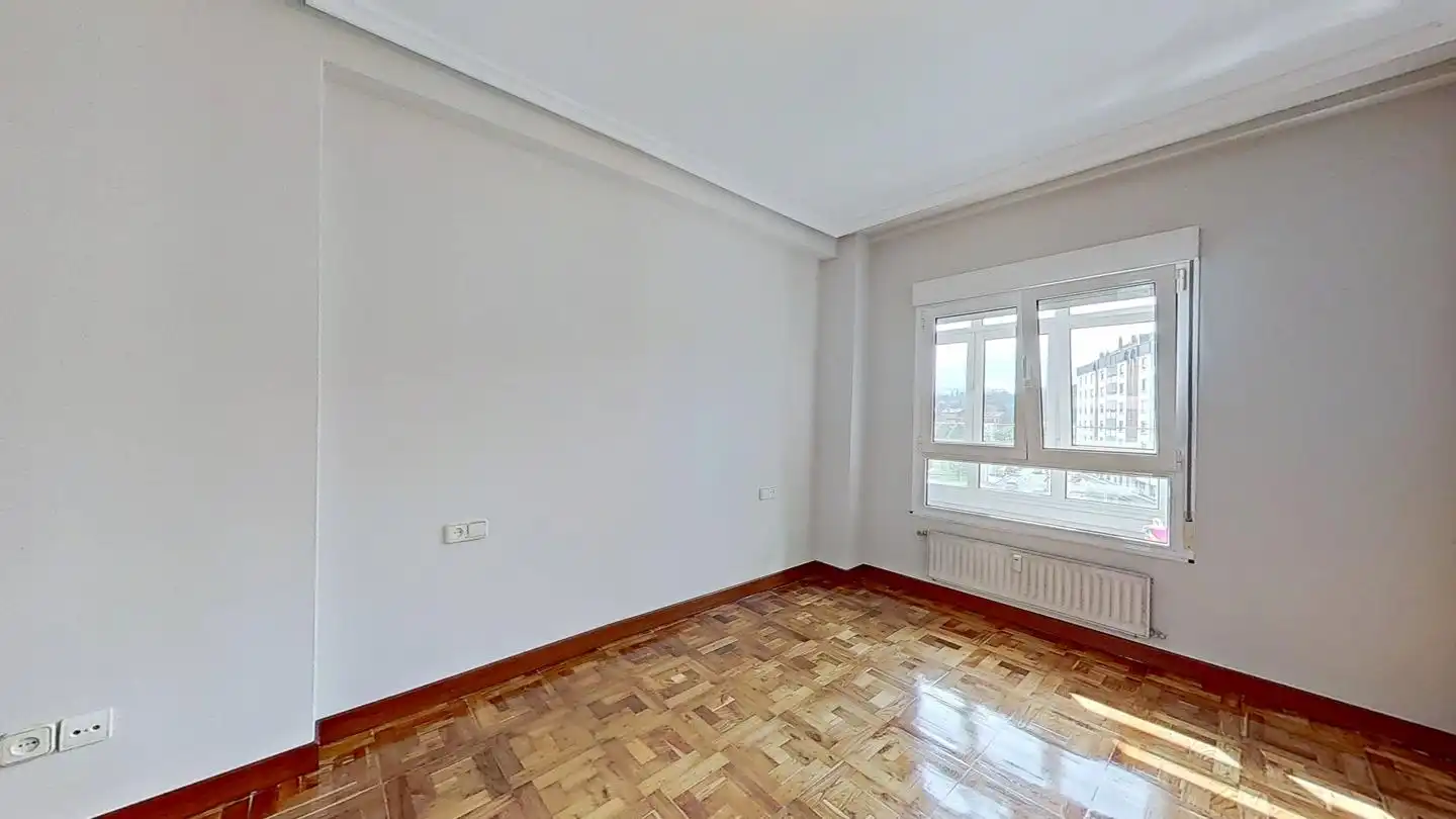 Dormitori de Pis en venda en Oviedo  amb Calefacció, Parquet i Terrassa